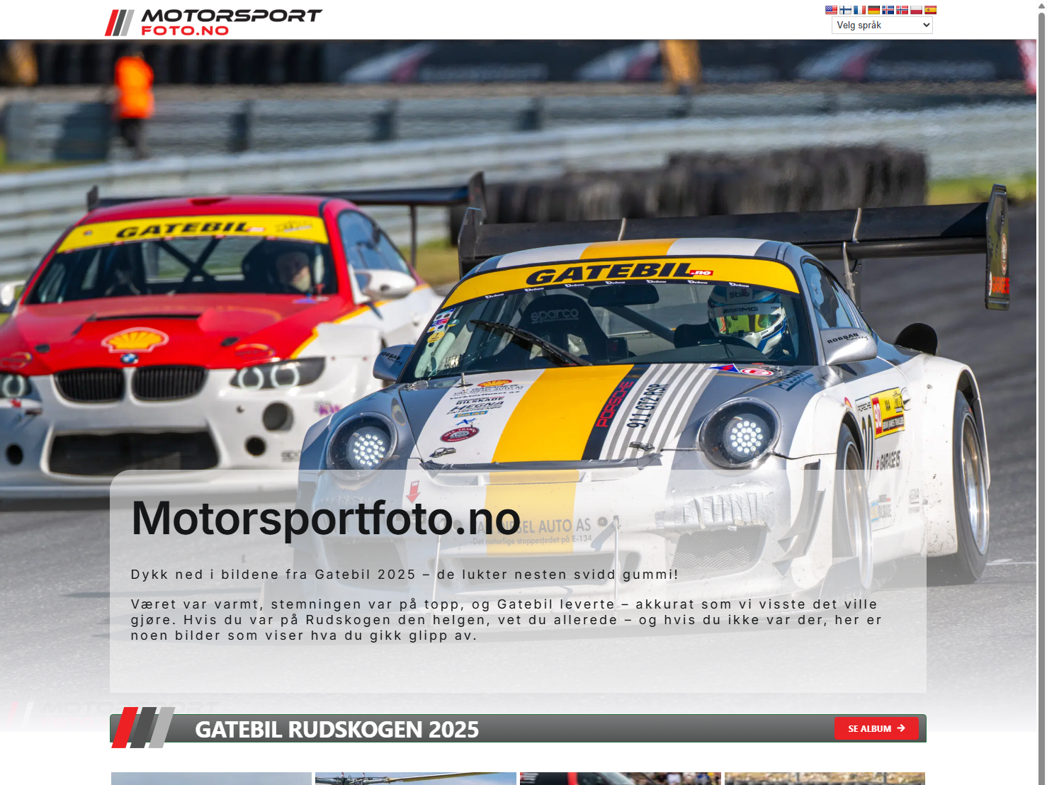 To biler i motorsport på bane, en rød bil og en hvit bil med gule detaljer, med tekst for motorsportfoto.no. Oppdatert layout for Gatebil 2025.