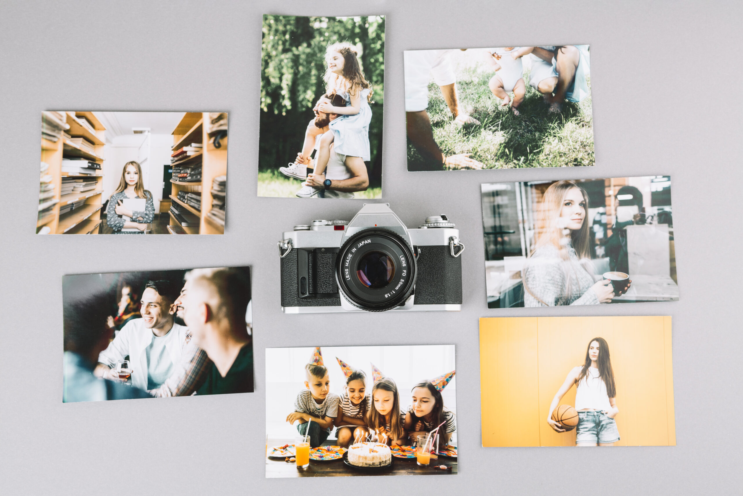 Kamerarad med bilder rundt for kreativ inspirasjon. Det finnes mange nettsteder som tilbyr gratis bilder til både privat og kommersiell bruk. CC0-lisensen gjør at slike bilder kan brukes fritt uten krav om kreditering, men man bør likevel respektere rettigheter knyttet til personer, varemerker og eiendom.