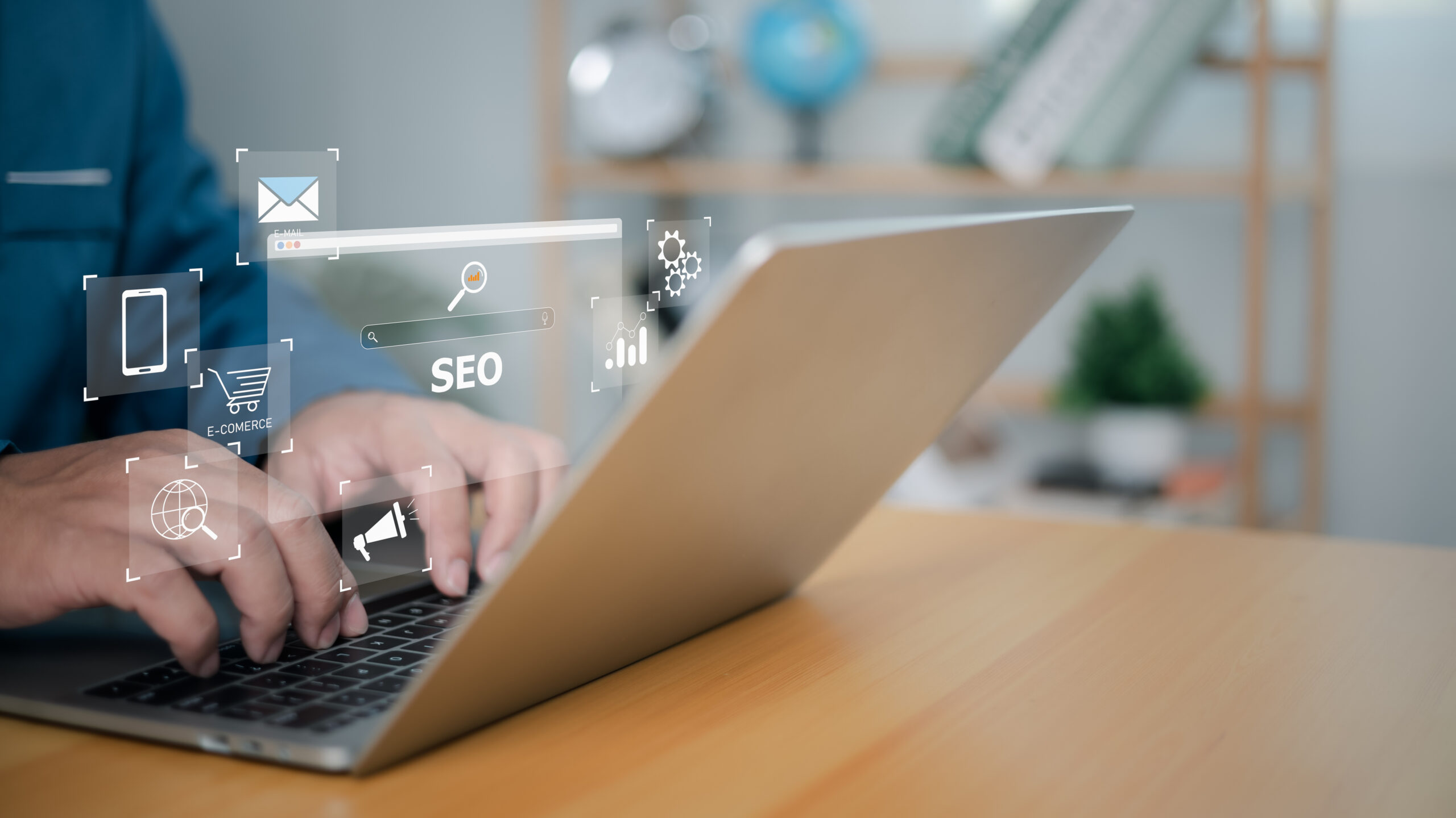 Digital markedsføring og SEO-strategier på en laptop. En person skriver på en laptop med ikoner for SEO og kommunikasjon svevende over tastaturet, mot en lys bakgrunn.