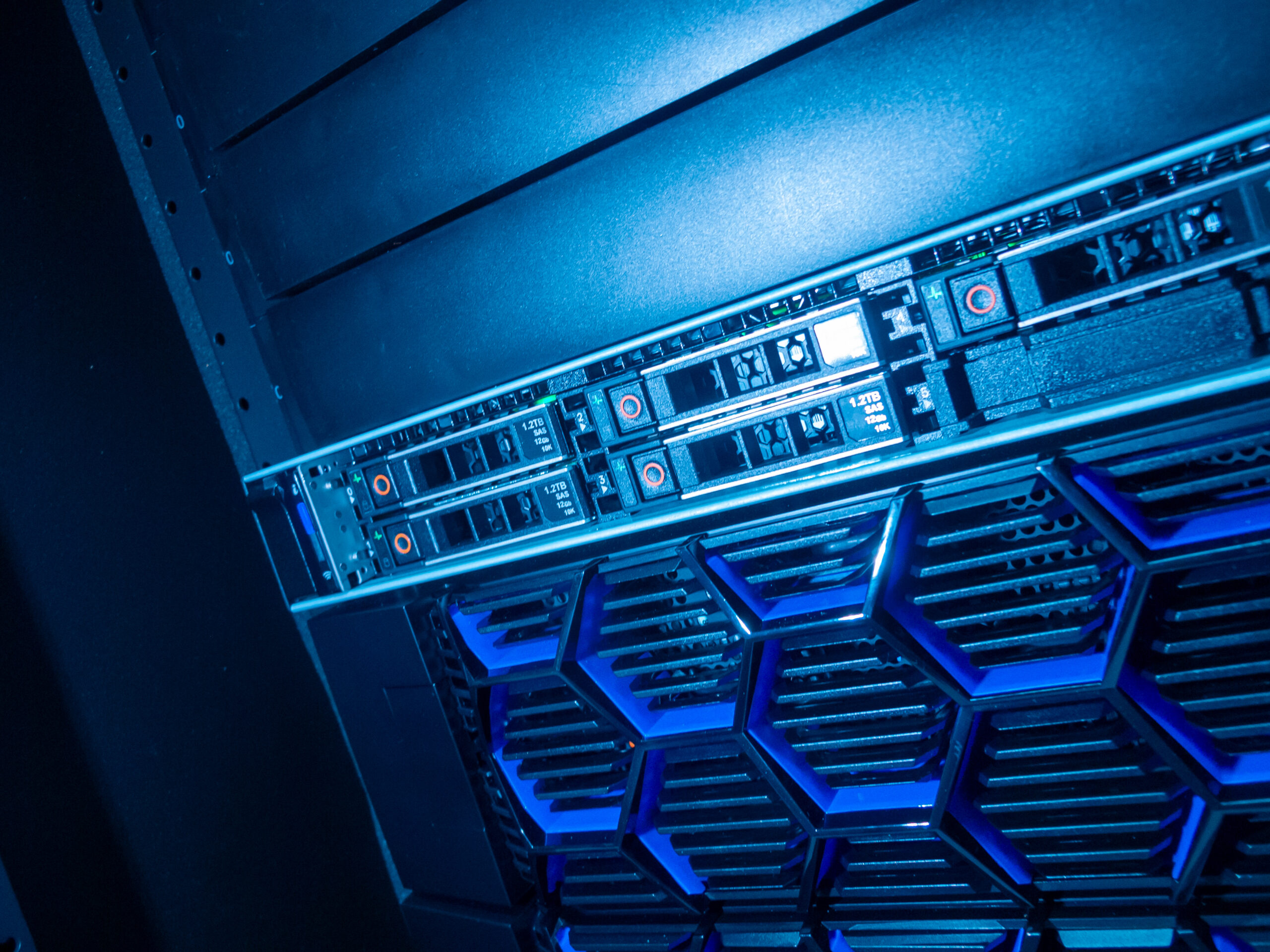 Høyteknologisk serverrack med blå belysning og moderne design. Høyteknologisk serverrack med blå belysning, interne komponenter synlige, med et moderne og futuristisk design.