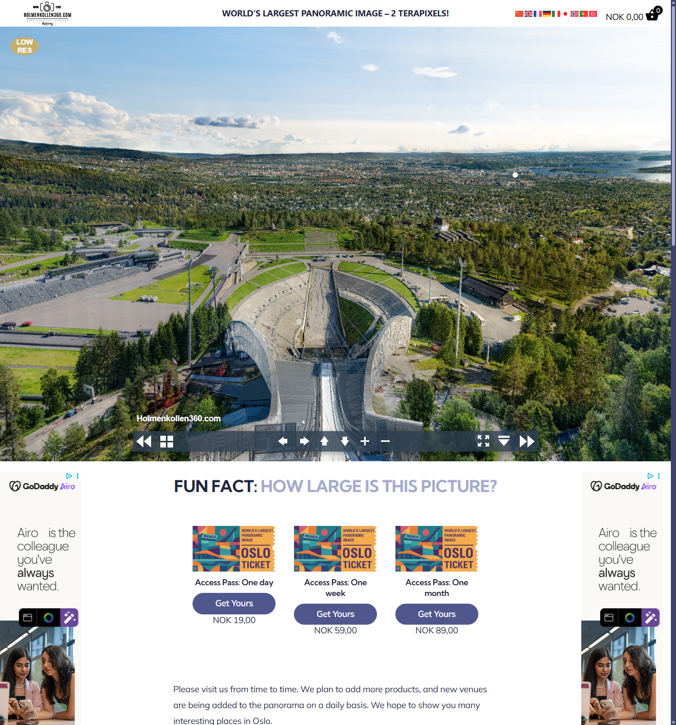 Panoramautsikt over Holmenkollen med skifluggbakken, grønne skoger og fjell i bakgrunnen, samt informasjon om tilgang til billetter nederst.
