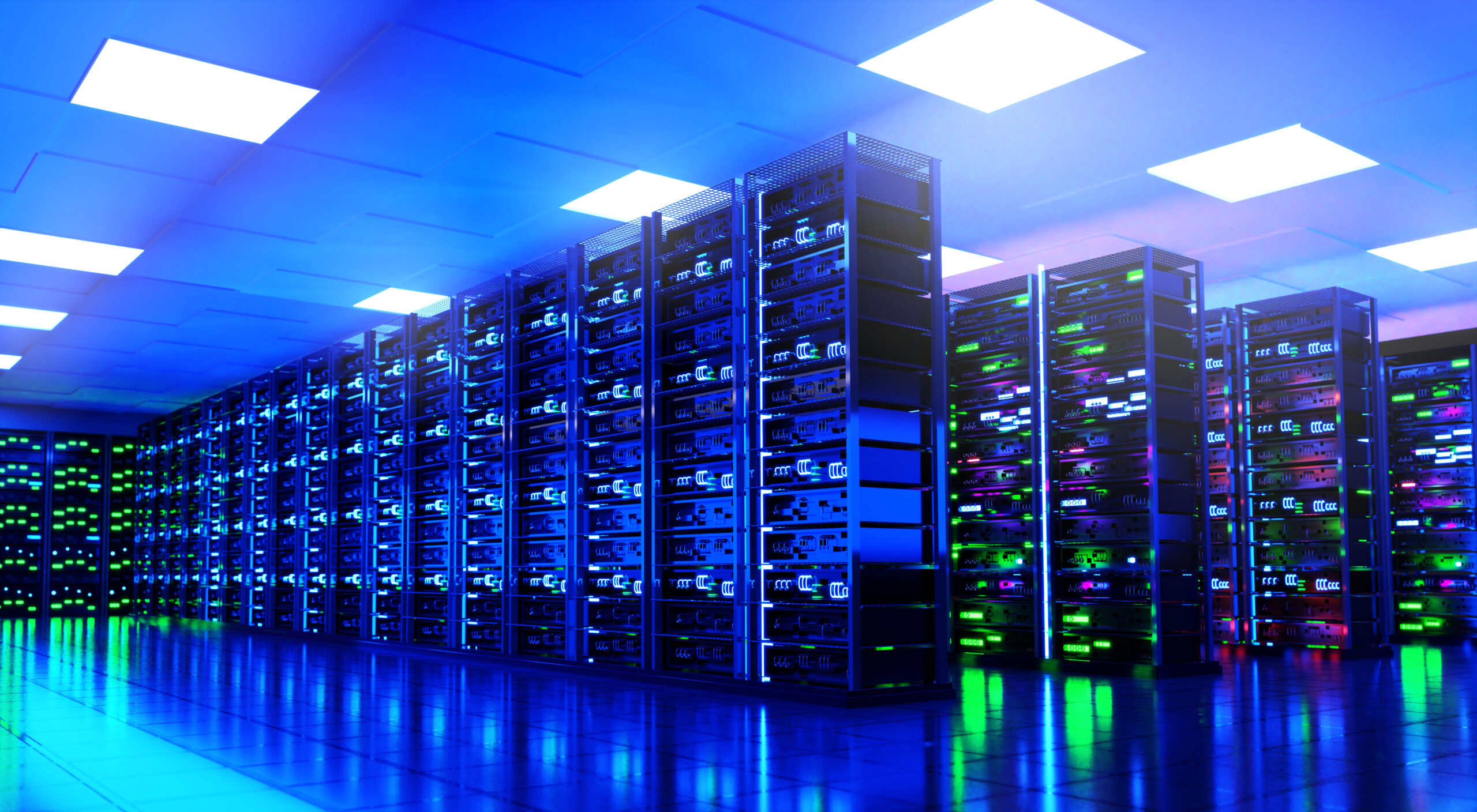 Moderne serverrom med superdatamaskiner i blått lys Moderne serverrom fylt med superdatamaskiner i nytt design. Moderne serverrom med høye rack fylt med superdatamaskiner, opplyst med blå og grønn belysning under taklys.