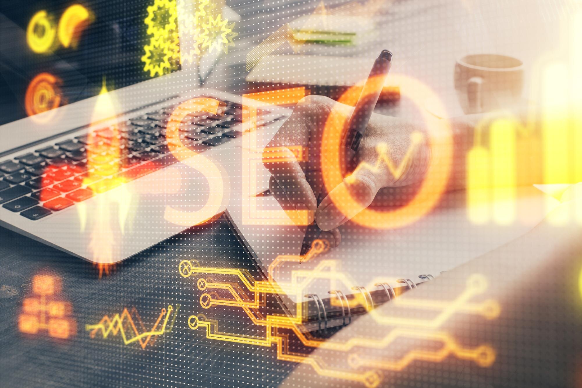 Hender tar notater ved en laptop, med SEO-grafikk og lyse farger som illustrerer digital markedsføring.