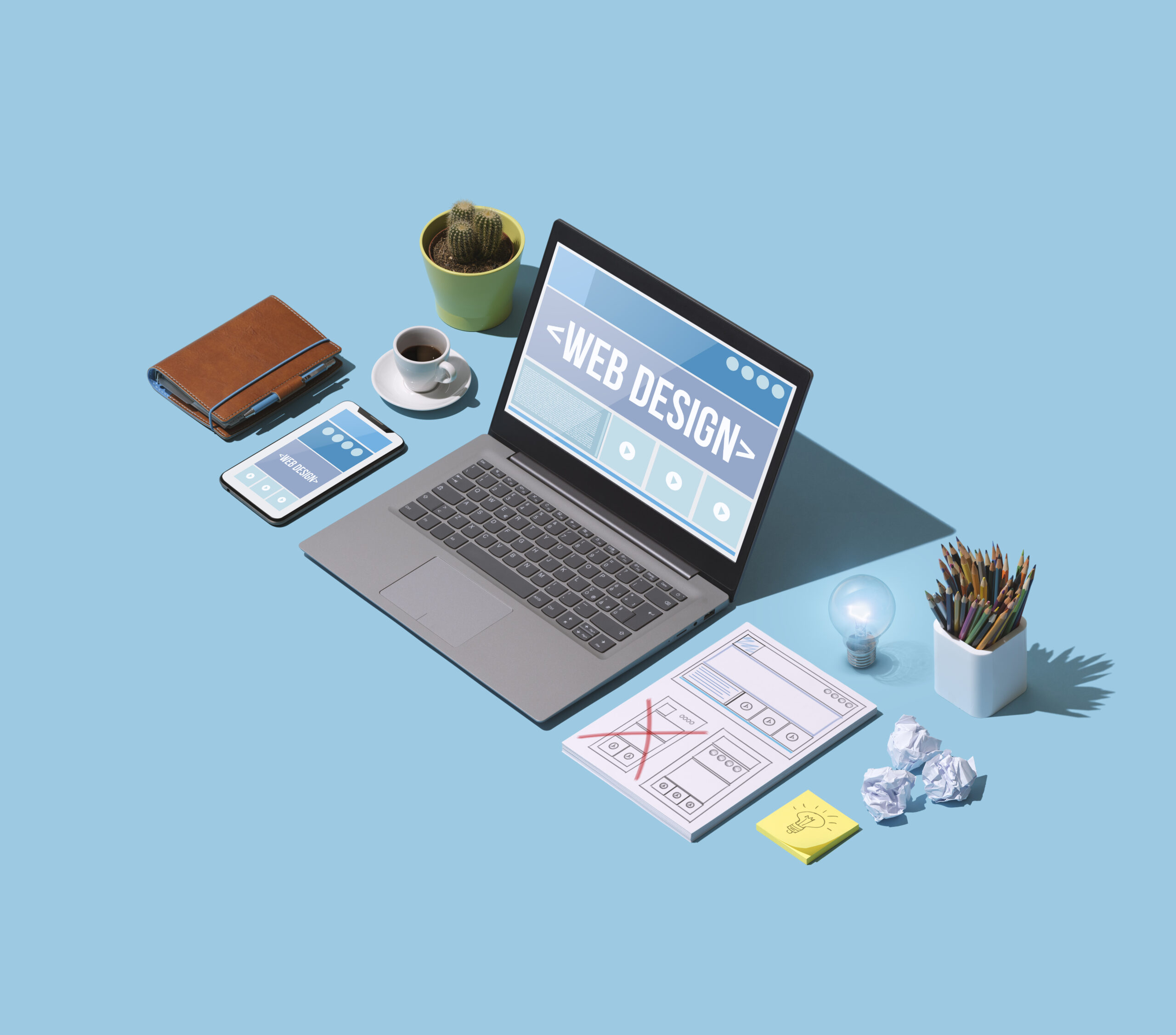 Webdesign og utvikling med moderne teknologi og verktøy. Laptopen viser "WEB DESIGN" på skjermen, med en kaffekopp, notatbok, mobiltelefon, og kontorrekvisita på en lys blå bakgrunn.