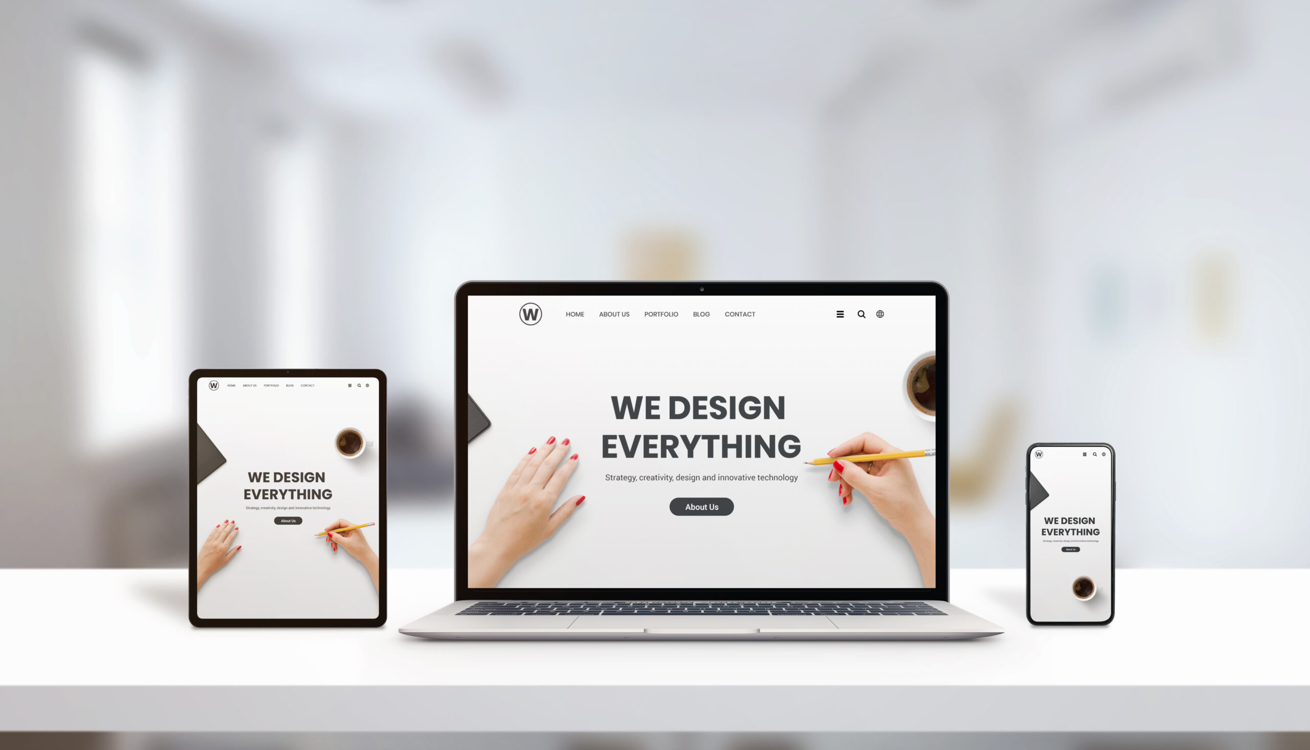 Responsive design av nettside på laptop, nettbrett og mobil. Responsiv nettside vist på bærbare datamaskiner, nettbrett og mobil med skrivebord i lyse farger og minimalistisk design.